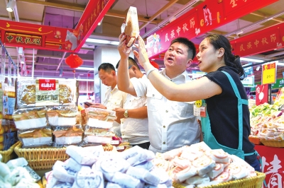 营造安全消费环境 为高质量发展添动力——省市场监督管理局党组书记、局长马林青谈消费环境建设《河南日报》（2021年03月15日第08版）