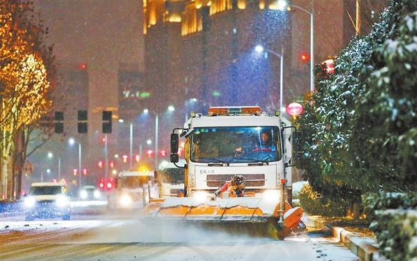 Zhengzhou takes action to tackle heavy snow