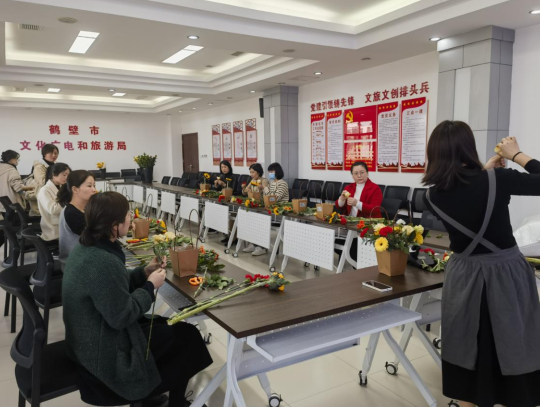 鹤壁开展“魅力巾帼、花漾生活”女神节插花活动