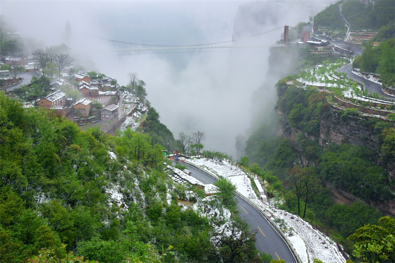 行走河南·读懂中国丨安阳林州： 春雪罩青山 美景如画卷