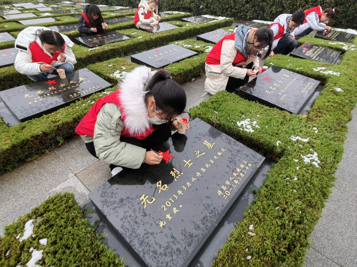 许昌：市烈士陵园开展“南京大屠杀死难者国家公祭日”主题纪念活动