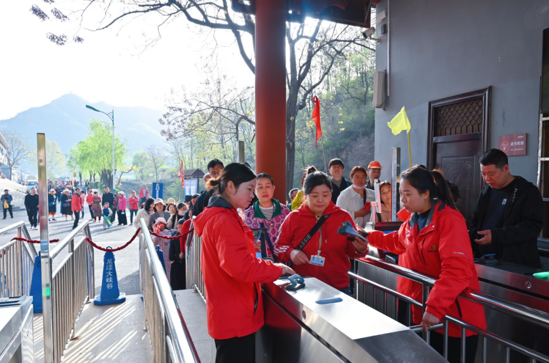 行走河南·读懂中国丨春游踏青正当时 龙潭大峡谷游人如织