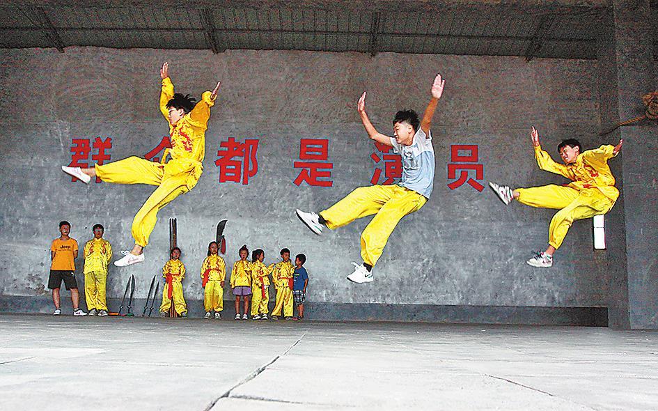 Children on Vacation Learn Chinese Wushu