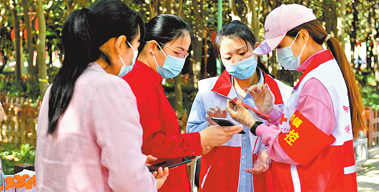 志愿者在夏邑县核酸检测现场开展志愿服务活动