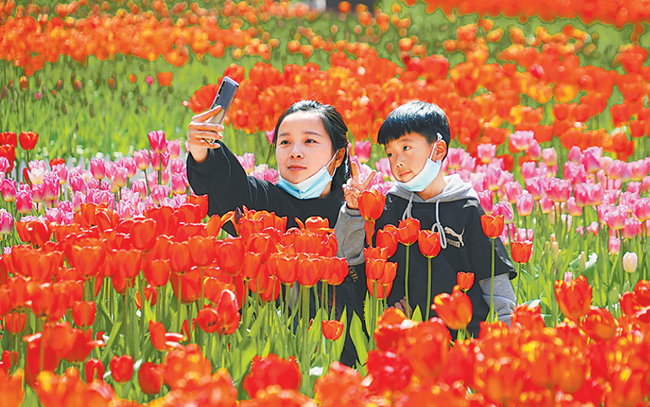 2020萬(wàn)眾一心加油干 復(fù)工提效率 消費(fèi)漸回暖