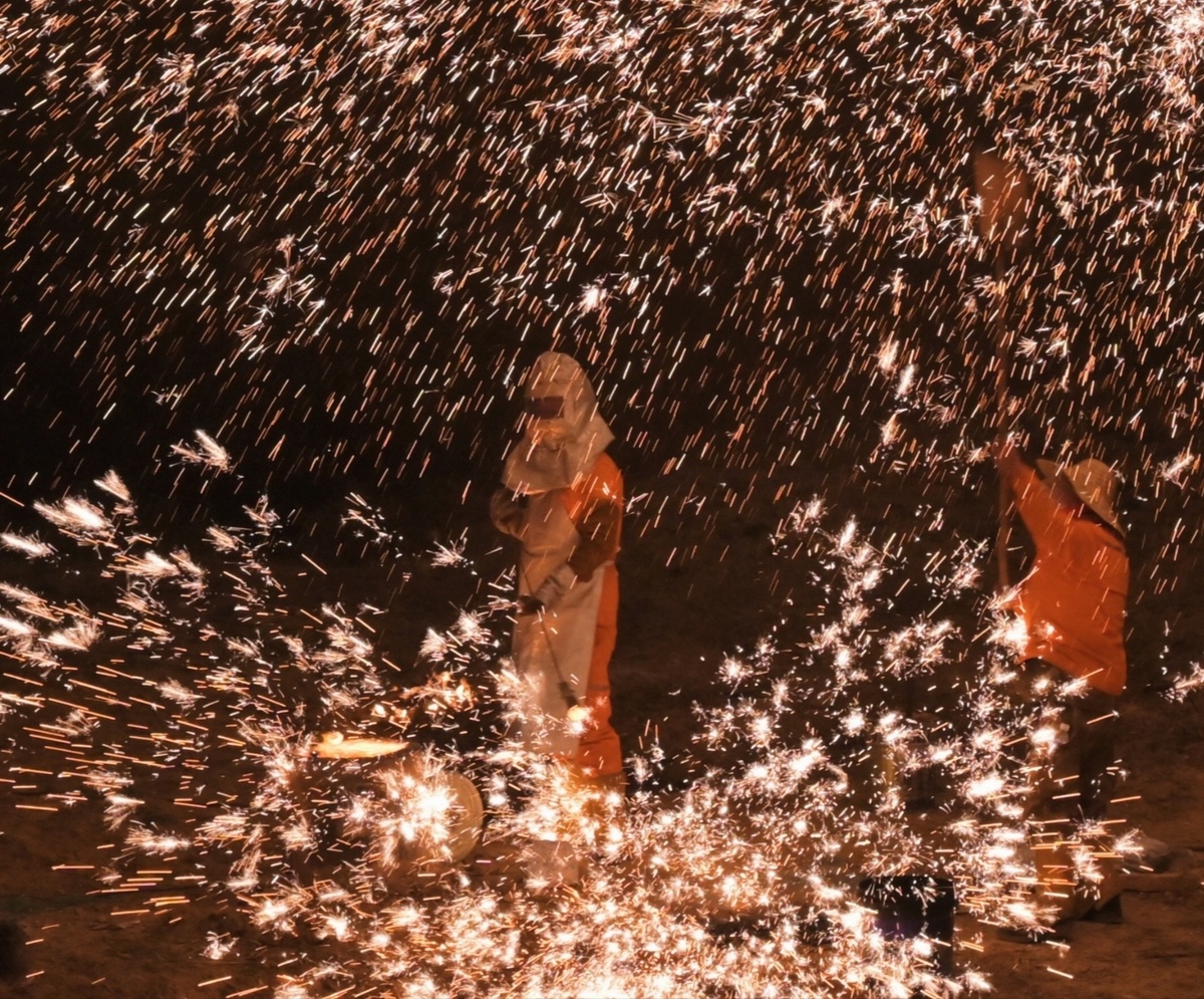 商城：非遗技艺“打铁花”闪耀夜空