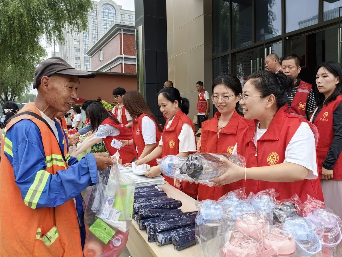 省行政审批政务信息管理局组织开展慰问环卫工人志愿服务活动