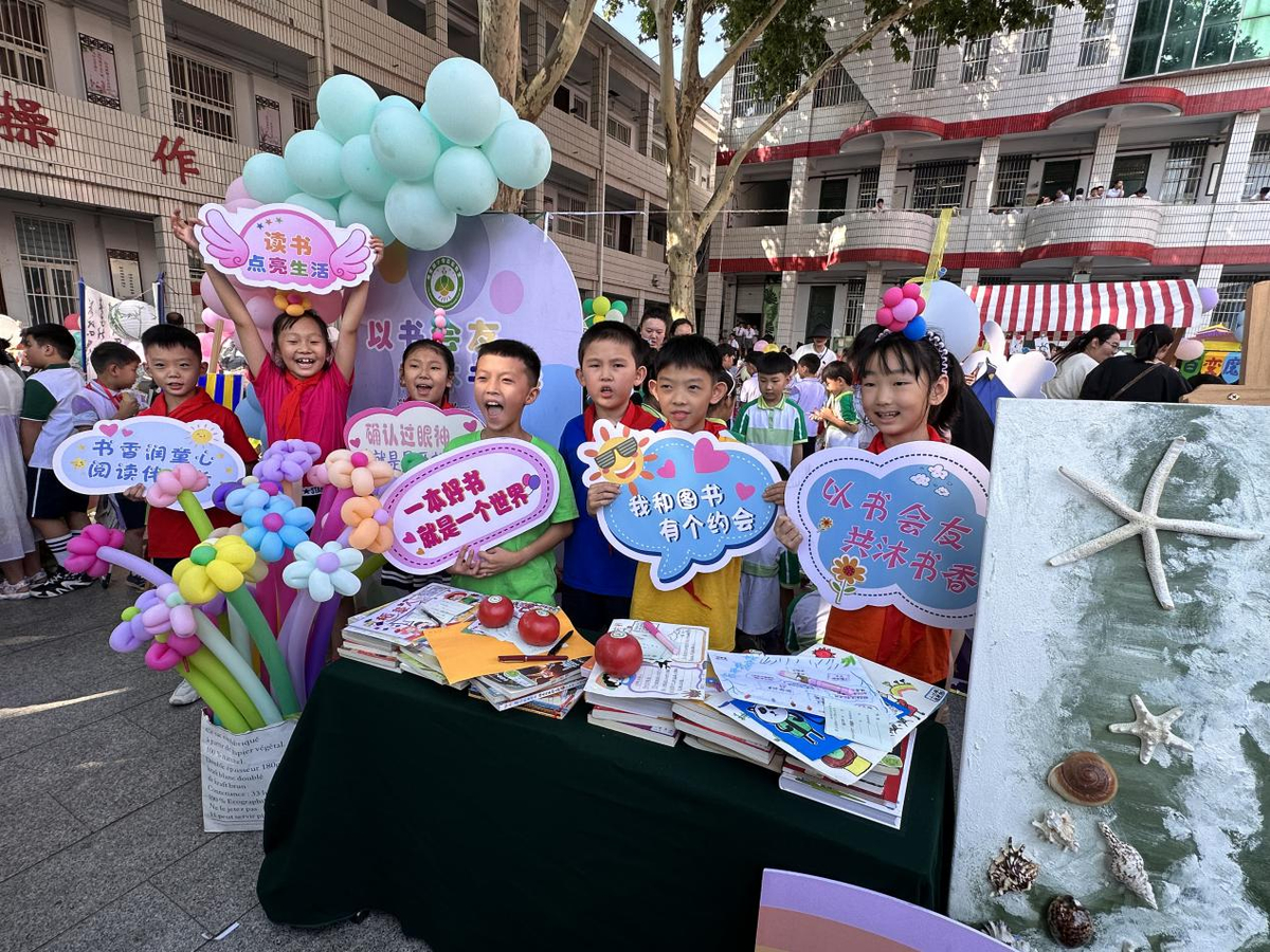 焦作市学生路小学：赶一场书的集市 第一届图书集市活动举行