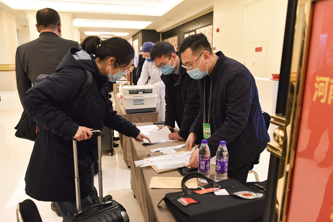 携民意 赴盛会 出席省十四届人大二次会议的人大代表向大会报到