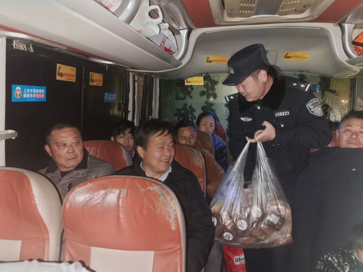 罗山定远派出所：雨雪天气为滞留人员送温暖