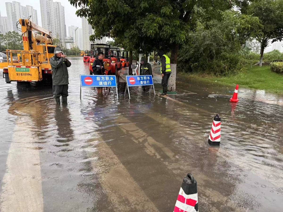 查险情、排积水……商丘城管系统400余名防汛突击队员积极应对强降雨