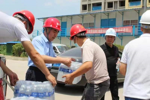 宝丰：防暑降温巧出招 建筑工地有“凉”策