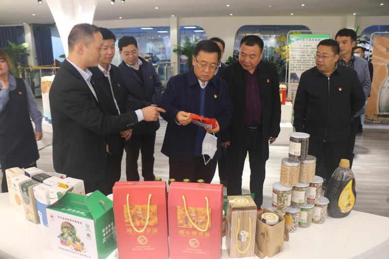 省工业和信息化厅党组成员、副厅长王连海赴信阳、驻马店开展产业扶贫专题调研