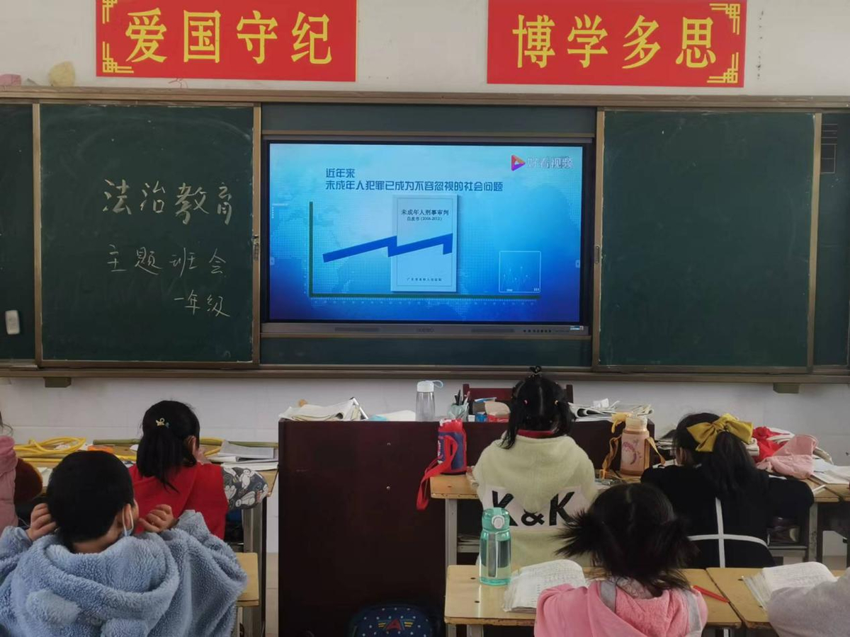 新野县施庵镇兴隆观小学：多措并举开展法治教育宣传活动