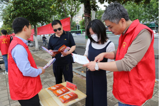  平顶山市审计局开展 <br>“美好生活·民法典相伴”主题宣传 系列活动