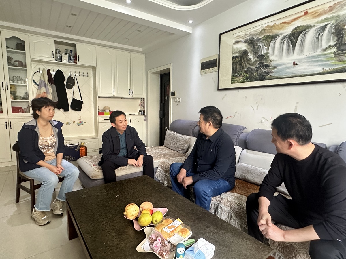 莫道桑榆晚，为霞尚满天----发展中心开展重阳节慰问活动