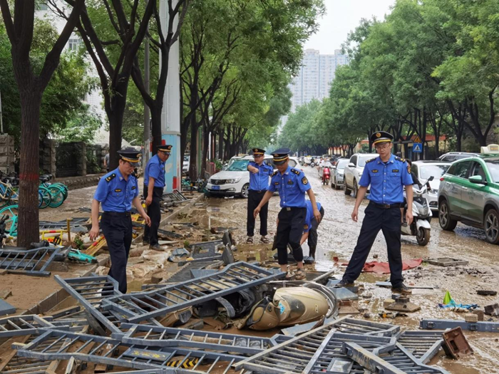 冲不垮的“城管蓝”——河南省城管执法队伍积极参加防汛抢险行动