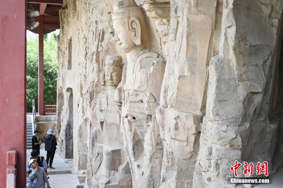 河南巩义：“国宝”千年石窟寺吸引参观者