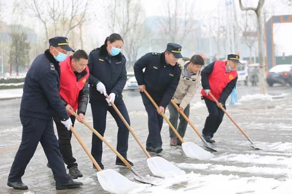 兰考县城管局扫雪除冰保畅通