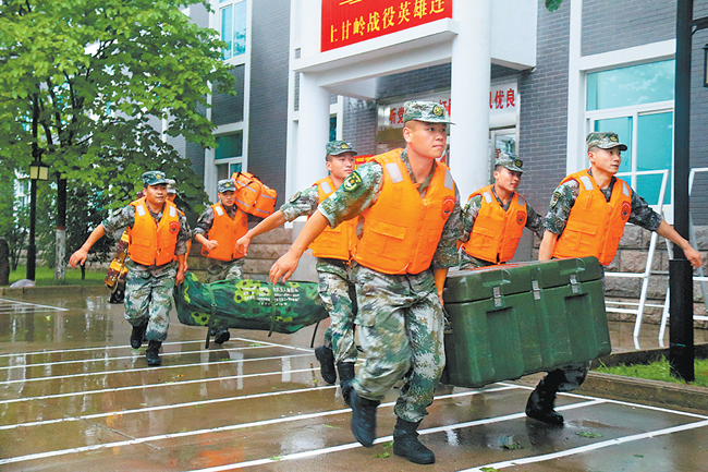 洪水中 筑起钢铁长城