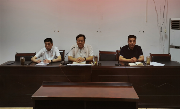 邓州市房管中心：学习贯彻优化营商环境暨“万人助万企”会议精神。