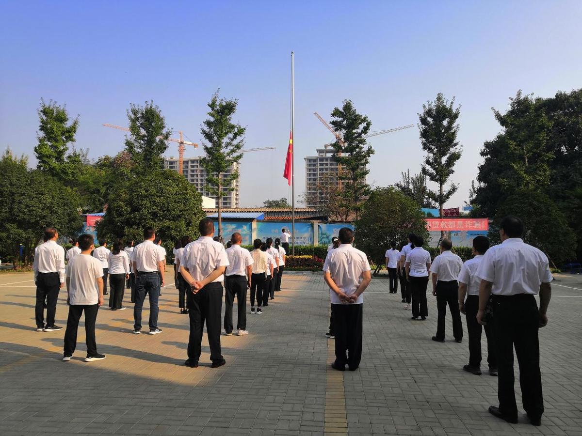 临颍县审计局开展 “与国旗同框，为祖国祝福”活动