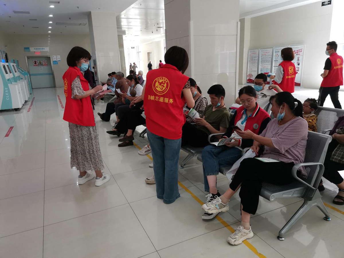 政策宣传面对面 服务群众心连心——南阳市医疗保障局开展“我为群众办实事 医保大讲堂进医院”活动