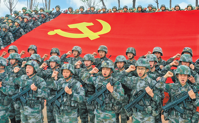 近日,第83集团军某旅组织官兵重温入党誓词,引导官兵坚定理想信念