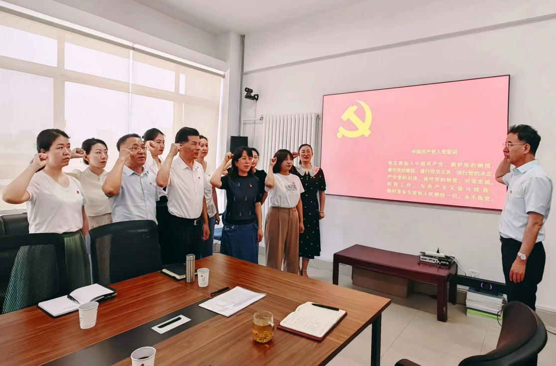 凌中南参加“七一”锤炼党性主题党日活动