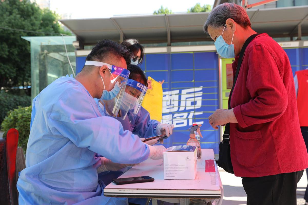 河南省林业局党员干部下沉社区助力疫情防控