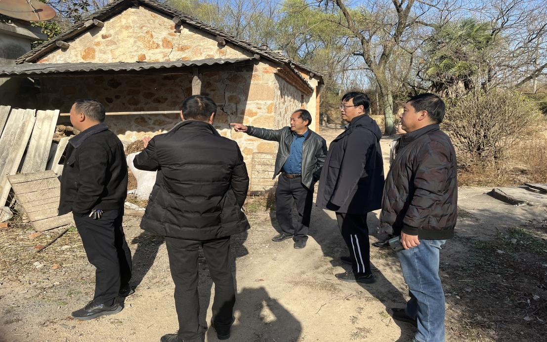 罗山县移民安置服务中心全力开展农村人居环境集中整治行动