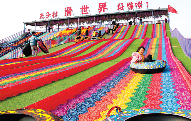 美丽乡村入画来 喜气洋洋过大年