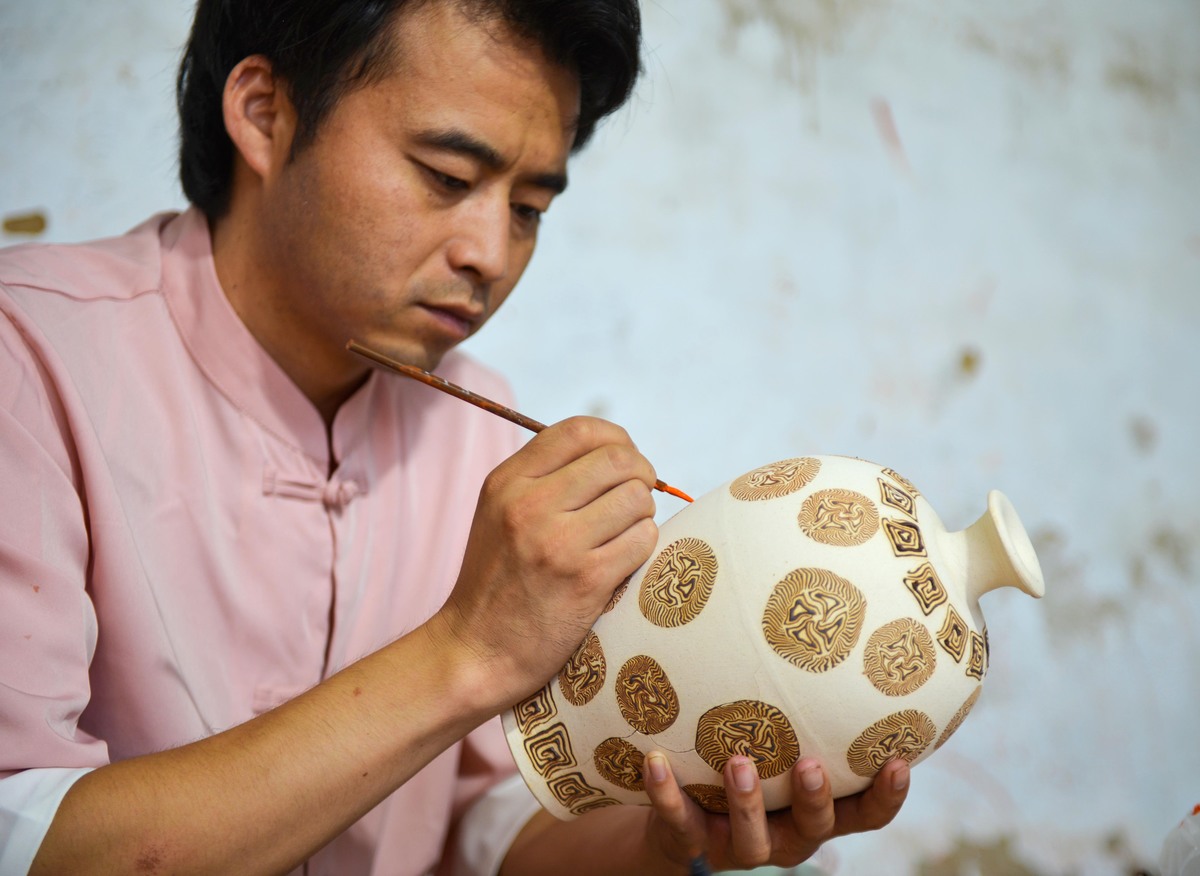 【行走河南·读懂中国】洛阳：青年非遗传承人用古老技艺“烧”出新彩