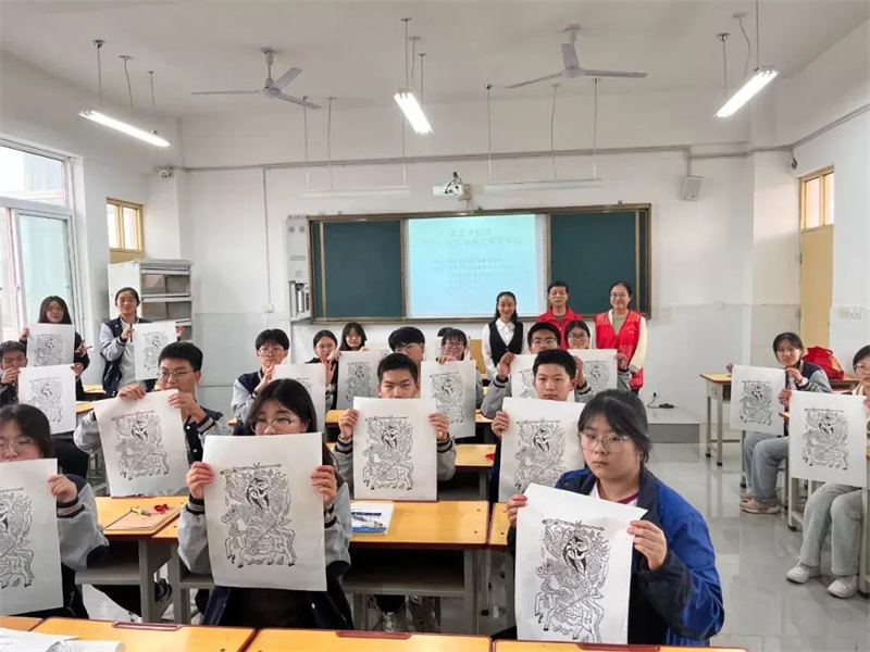 周口：剪纸、木版年画沉浸式体验活动走进校园