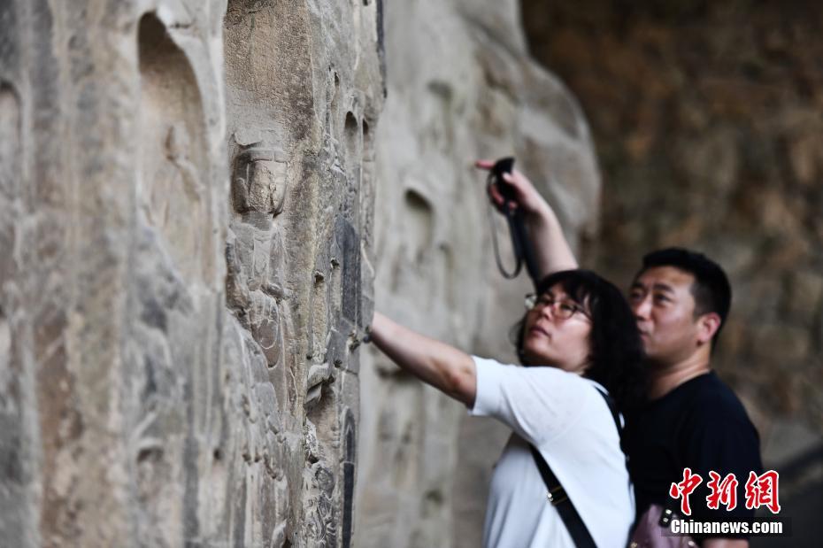 河南巩义：“国宝”千年石窟寺吸引参观者