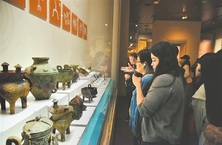 Tourists enjoy traditional Chinese culture in Henan during Mid-Autumn Festival holiday