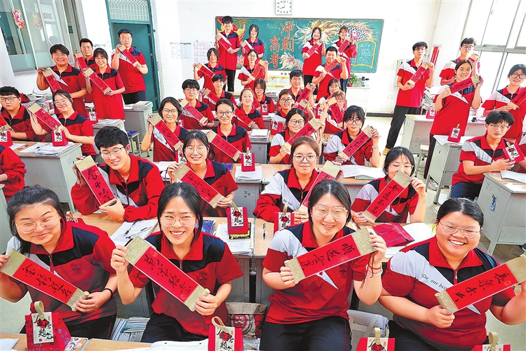 温县实验高中高三学生持祝福语为自己加油