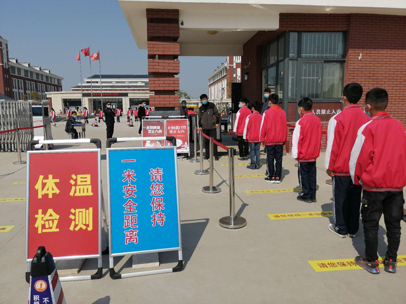 4月28日，在濮阳市台前县新区第一实验小学，学生们在有序测温后进入学校_副本.jpg