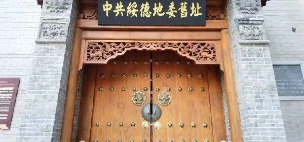 “站在最大多数劳动人民的一面”“把屁股端端地坐在老百姓的这一面”  