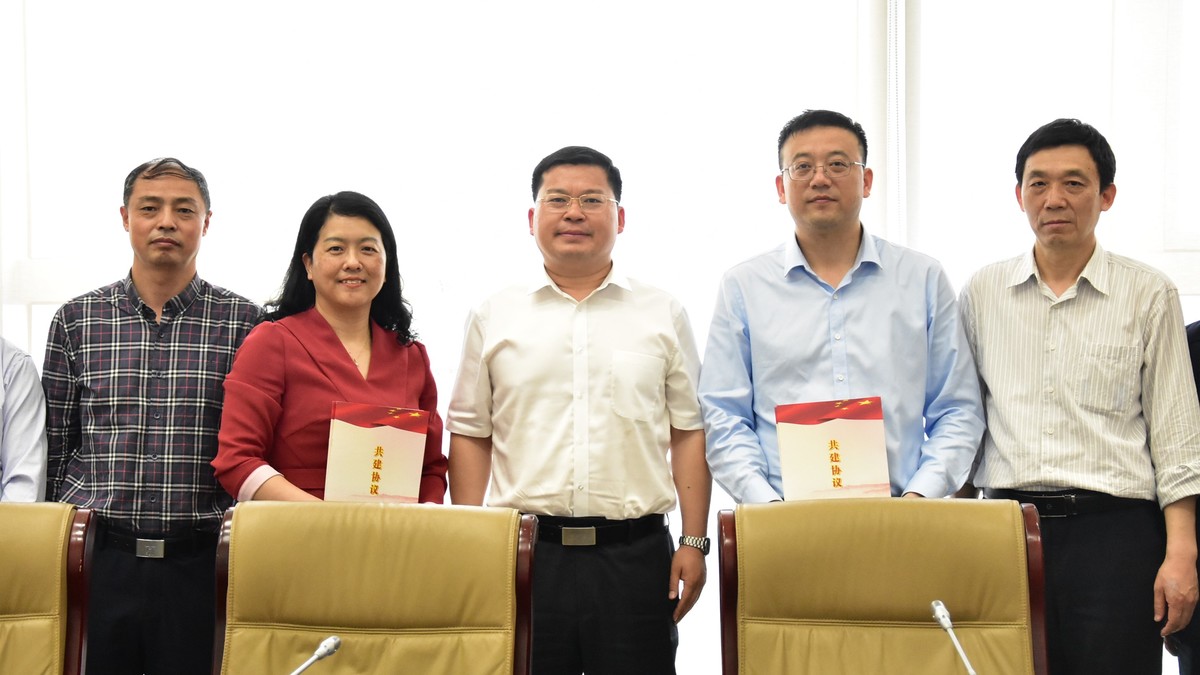 省行政审批和政务信息管理局办公室党支部与省发展改革委办公室党支部签署共建协议