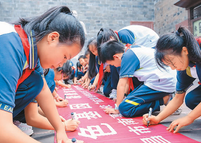 “开学第一课”播撒红色种子