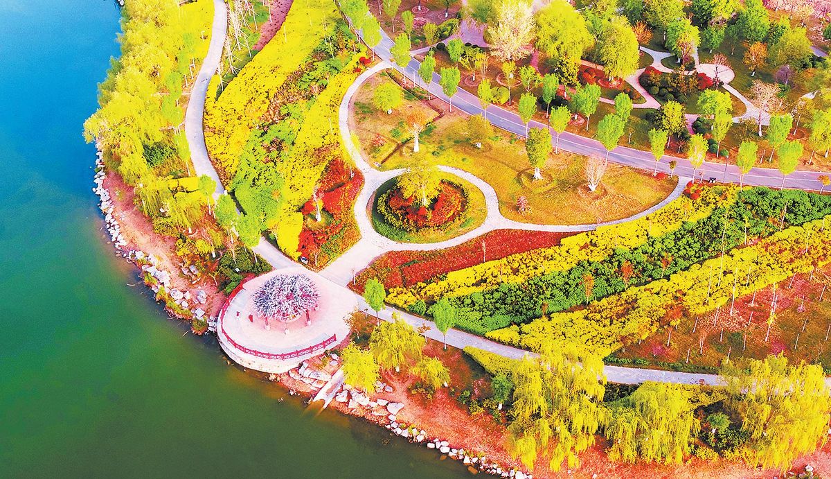 右图为无人机航拍的扶沟县人民公园.下图为孩子们在公园里强身健