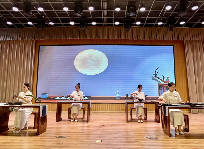 海外华裔青少年老家河南寻根黄河