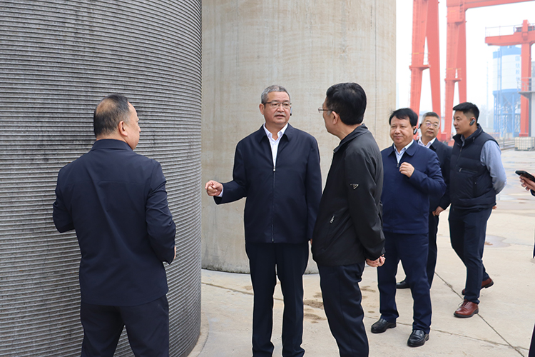 杨继成董事长一行查看PCCP管生产线04.jpg