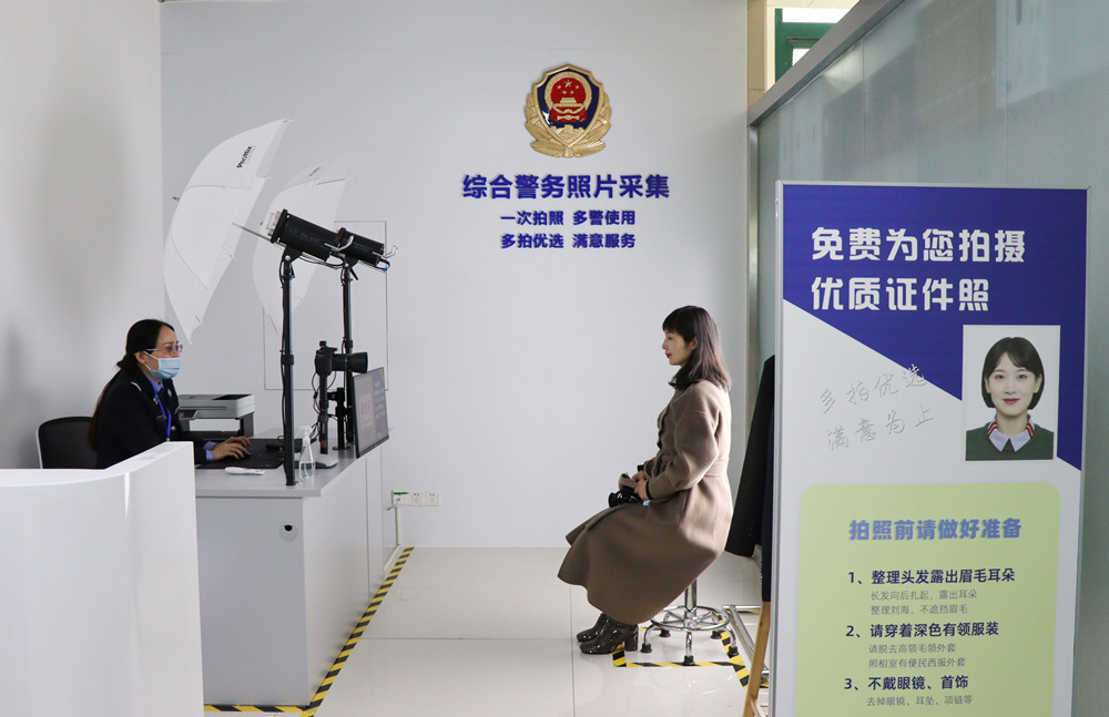 记者现场体验办理证件章继军 摄