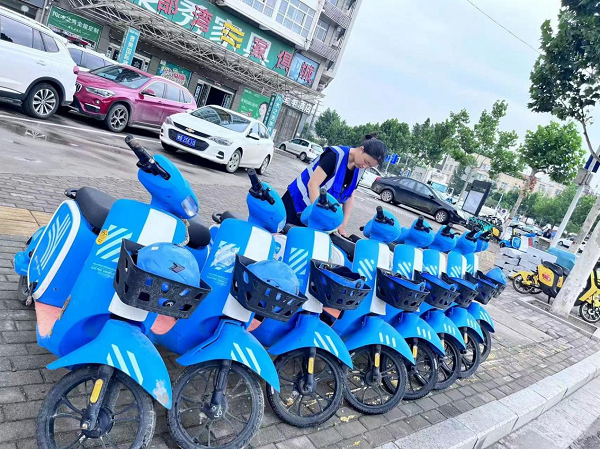 开封市尉氏县城管局专项整治共享单车<br>让街头停车线变城市风景线