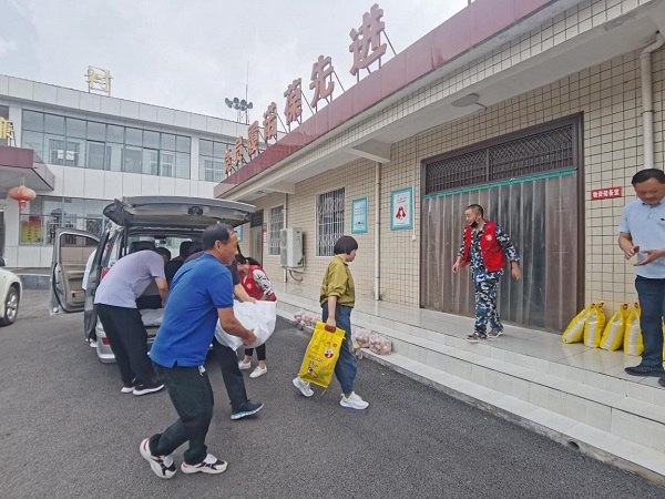    炎炎夏日送清凉 结对帮扶暖人心  <br>绿城广场深入贾寨村开展结对帮扶精神文明创建工作