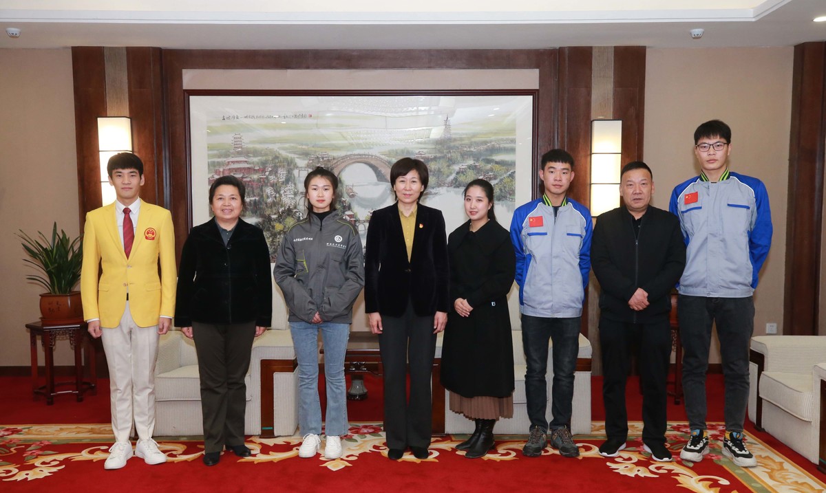 河南化工技师学院第一届全国技能大赛选手代表贺江涛,姜雨荷受到开封