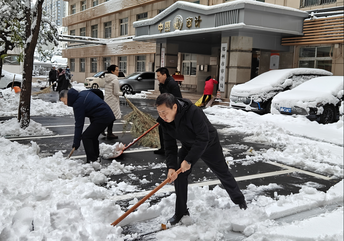 郑州：“浴雪奋战” 保障保通