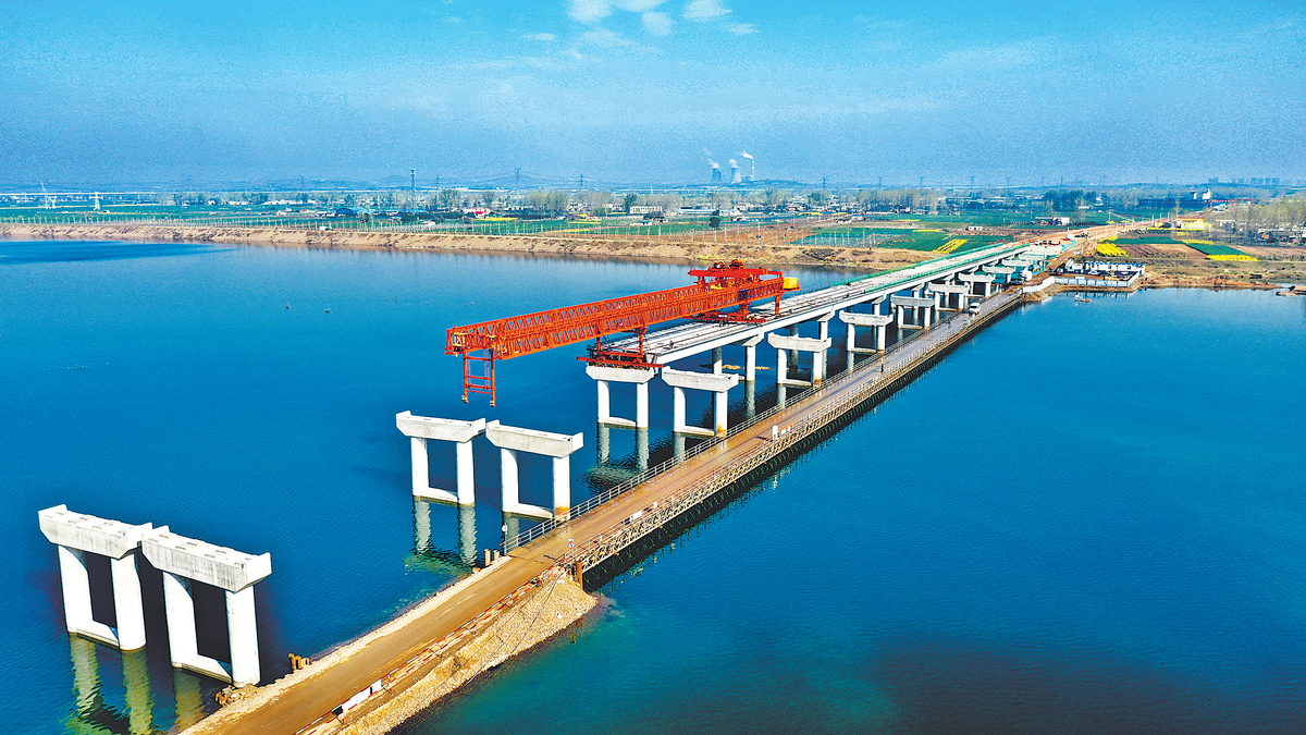 平顶山西环路连接了宝丰县和鲁山县,全长24.